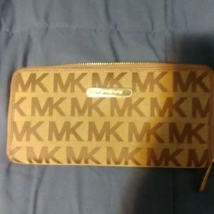 Michael Kors zip Wallet